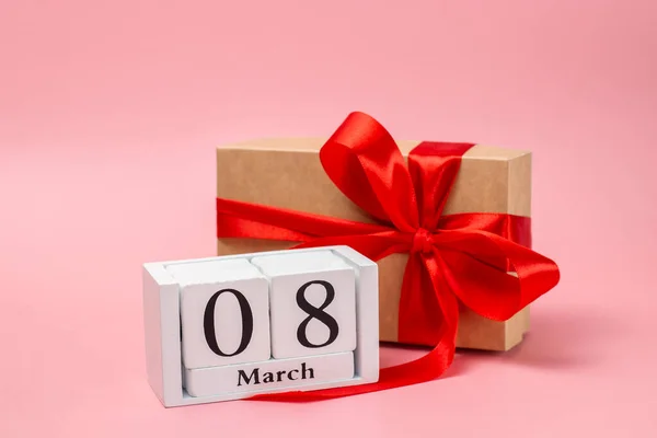 Δώρο Κουτί Χειροτεχνίας Κόκκινο Φιόγκο Και Ημερολόγιο Ημερομηνία Μαρτίου — Φωτογραφία Αρχείου