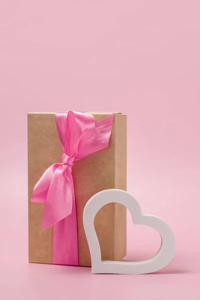 Vertical Photo Gift Tied Bow White Heart Pink Background Valentine — Fotografia de Stock