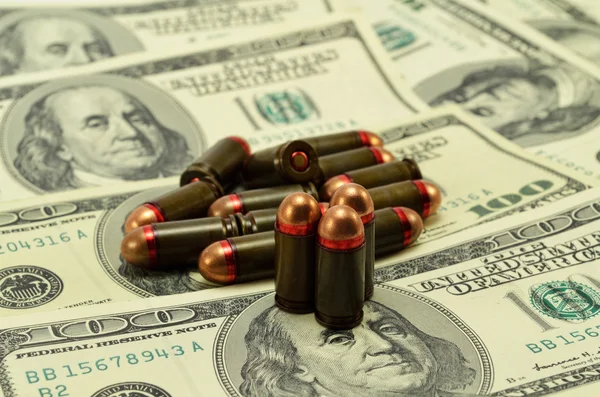 Ammunition och pengar — Stockfoto