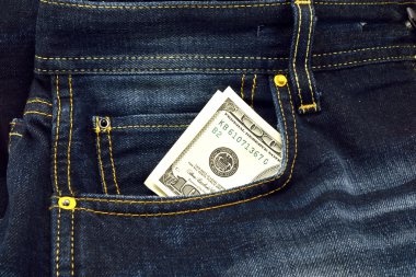 100 dolarlık banknot dzhins cebinde