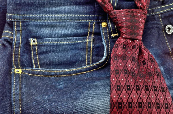 Kravat ve kot pantolon — Stok fotoğraf