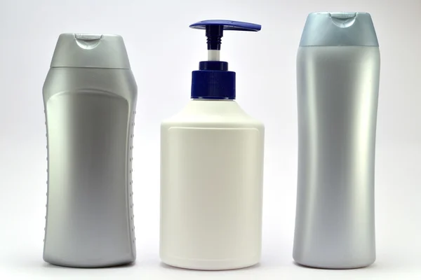 Üç plastik kavanoz