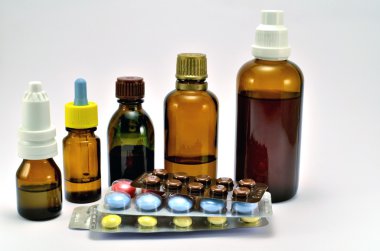 tabletler ve kutular ile plaka