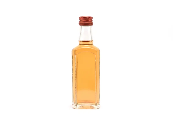Uma garrafa de vidro cheia de cor marrom líquido — Fotografia de Stock