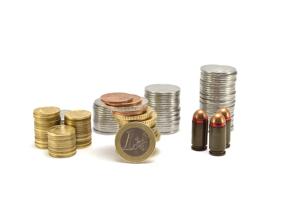 Stapel van munten en munitie — Stockfoto