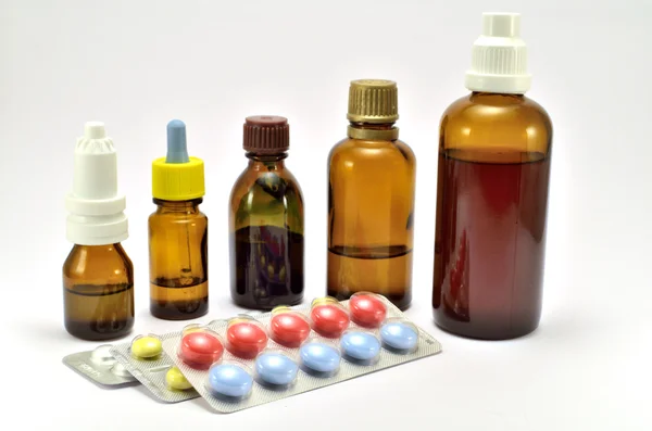 Tabletler ve kutular ile plaka — Stok fotoğraf