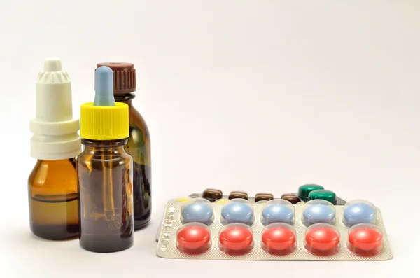 tabletler ve kutular ile plaka