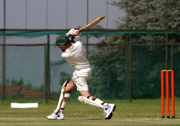 Cricket menino bola de condução — Fotografia de Stock