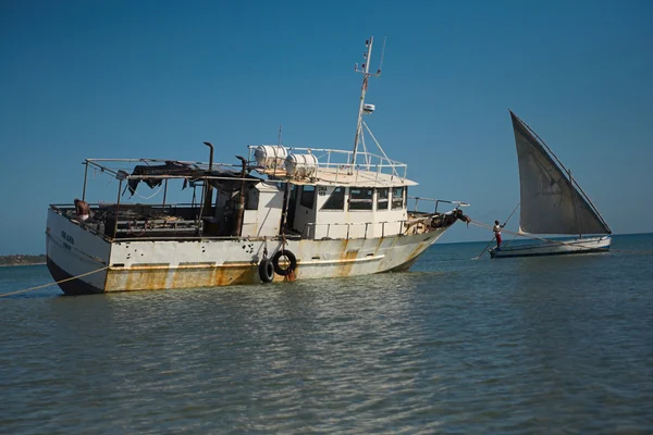 Fishing boat and dhow — Stock Photo, Image