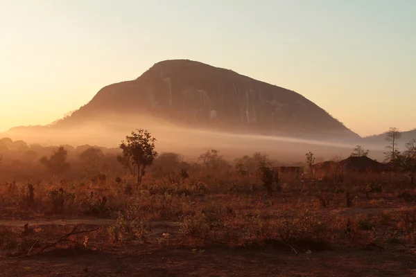 Sonnenaufgang in den Bergen und Afrika lizenzfreie Stockbilder