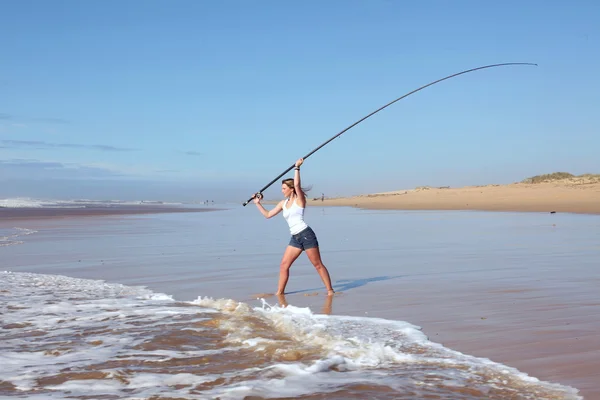 Playa señora fundición caña de pescar —  Fotos de Stock