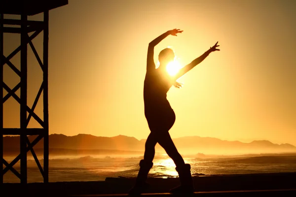 Lady dansande siluetten på sunrise — Stockfoto