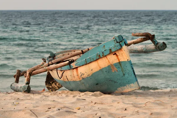 Inheemse vissersboot op mozambique strand — Stockfoto