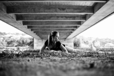 Onu dirsek üzerinde aşağı balerin