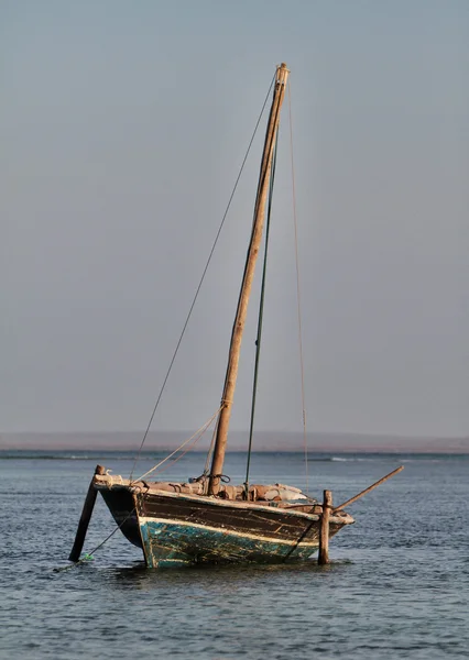 Traditional dhow in the water — Stock Photo, Image