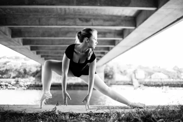 Blonde Ballerina unter einer Brücke — Stockfoto