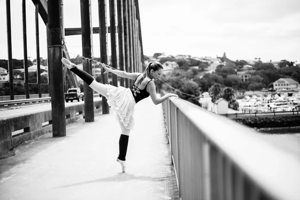 Ballerina im Schwebezustand — Stockfoto