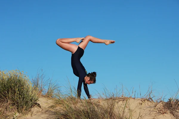 Akrobatiska handstand — Stockfoto