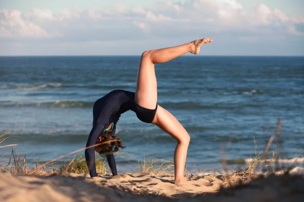 Akrobatiska gymnast — Stockfoto