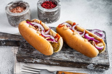 Sosisli ve sosisli vejetaryen sosisli sandviç. Beyaz arka plan. Üst görünüm