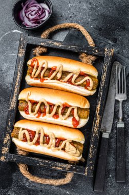 Çeşitli sosisli vejetaryen sosisli ve etsiz vejetaryen sosisi. Siyah arka plan. Üst görünüm