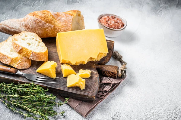 Gouda peyniri ve ekmek pişirmek için hazır. Beyaz arka plan. Üst Manzara. Boşluğu kopyala