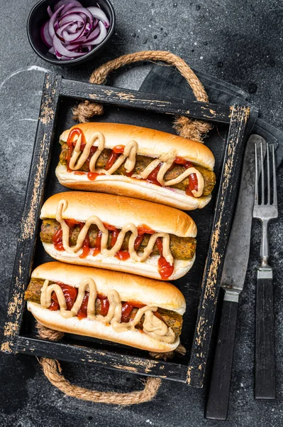 Çeşitli sosisli vejetaryen sosisli ve etsiz vejetaryen sosisi. Siyah arka plan. Üst görünüm