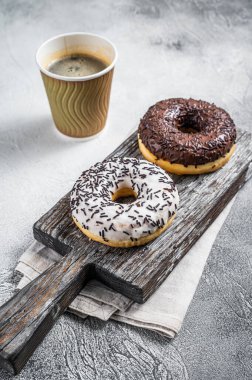 Taze çikolatalı çörekler ve kahve. Beyaz arka plan. Üst görünüm