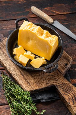 Tavada parmesan peyniri. Karanlık ahşap arka plan. Üst görünüm