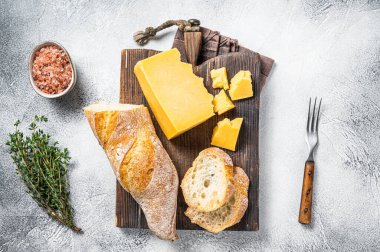 Gouda peyniri ve ekmek pişirmek için hazır. Beyaz arka plan. Üst görünüm