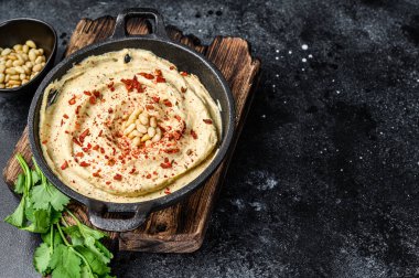 Nohut ve maydanozlu humus ezmesi. Siyah arka plan. Üst Manzara. Boşluğu kopyala