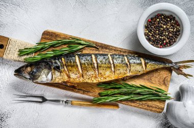 Fırın, otlu uskumru balığı pişirdi. Beyaz arka plan. Üst görünüm