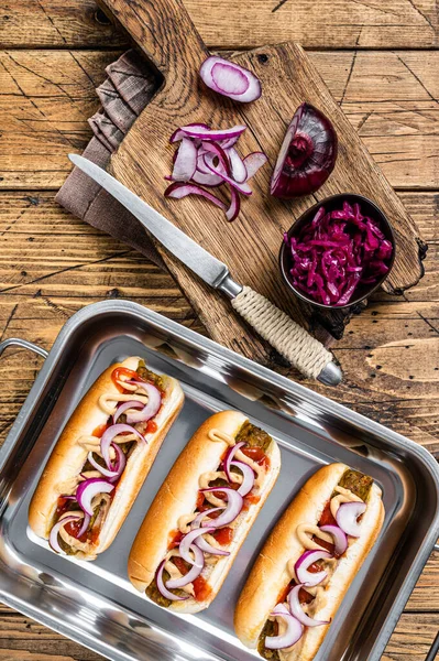 Vejetaryen sosisli, soğanlı ve etsiz sosisli sandviç. Ahşap arka plan. Üst görünüm