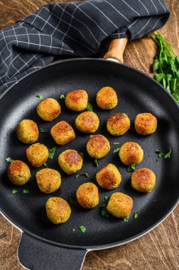 Tavada baharatlı nohut köftesi kızartılmış vejetaryen köftesi. Ahşap arka plan. Üst görünüm