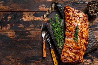 Kesme tahtasında ızgara domuz pirzolası. Ahşap arka plan. Üst Manzara. Boşluğu kopyala