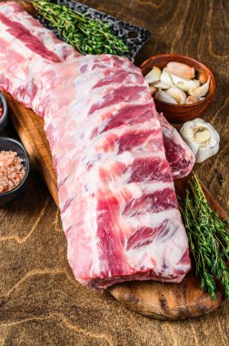 Çiğ domuz pirzolası, baharat, sarımsak ve kekik. Ahşap arka plan. Üst görünüm