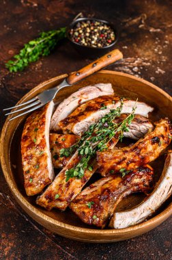 Ahşap tabakta ızgara domuz pirzolası kes. Karanlık arka plan. Üst görünüm