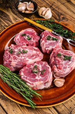 Kuzu boynunda, kekik ve biberiyeli kuzu eti. Ahşap arka plan. Üst görünüm