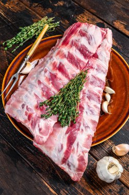 Çiğ domuz filetosu ve kekik. Koyu ahşap arka plan. Üst görünüm