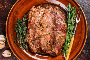 Plata üzerinde terbiye edilmiş bavette bifteği ve bbq sosu. Karanlık arka plan. Üst görünüm