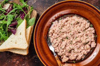 Ekmek ve salatalı ton balığı konservesi. Karanlık arka plan. en üstteki görünüm