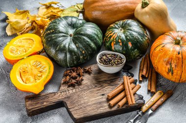 Şükran Günü veya sonbahar balkabağı tatilinde yemek pişirme geçmişi. Beyaz arka plan. Üst görünüm