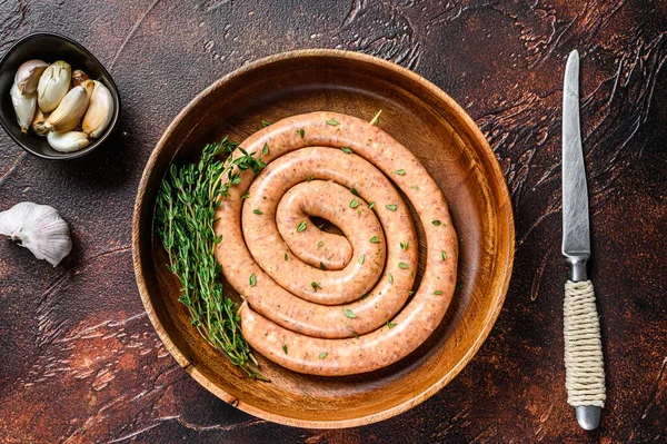 Çiğ spiral bbq tavuk sosisi. Karanlık arka plan. Üst görünüm