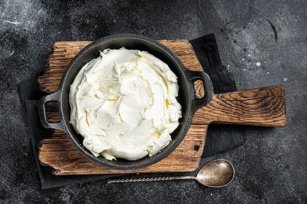 Mascarpone cream cheese em uma panela para tiramisu. Fundo preto. Vista superior — Fotografia de Stock