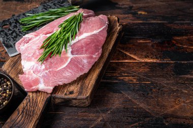 Mutfak arka planında baharat ve malzemelerle kesilmiş taze çiğ domuz eti. Koyu ahşap arka plan. Üst Manzara. Boşluğu kopyala