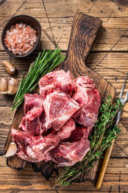 Kemikle yahni yapmak için kesilmiş çiğ et. Ahşap arka plan. Üst görünüm