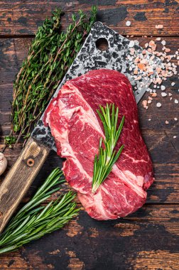 Çiğ Chuck 'ın gözü kasap satırında Black Angus bifteği. Koyu ahşap arka plan. Üst görünüm