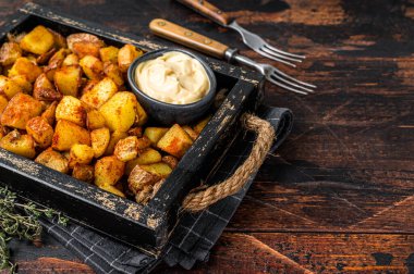 Patates bravas geleneksel İspanyol patatesleri aperatif tapas. Koyu ahşap arka plan. Üst Manzara. Boşluğu kopyala