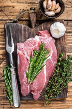 Taze çiğ domuz eti ve ahşap kasap tahtasında bulunan baharatlar. Ahşap arka plan. Üst görünüm