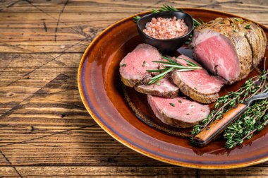 Köy tabağında tuzlu ızgara biftek fileto eti. Geçmişi. Üst Manzara. Boşluğu kopyala